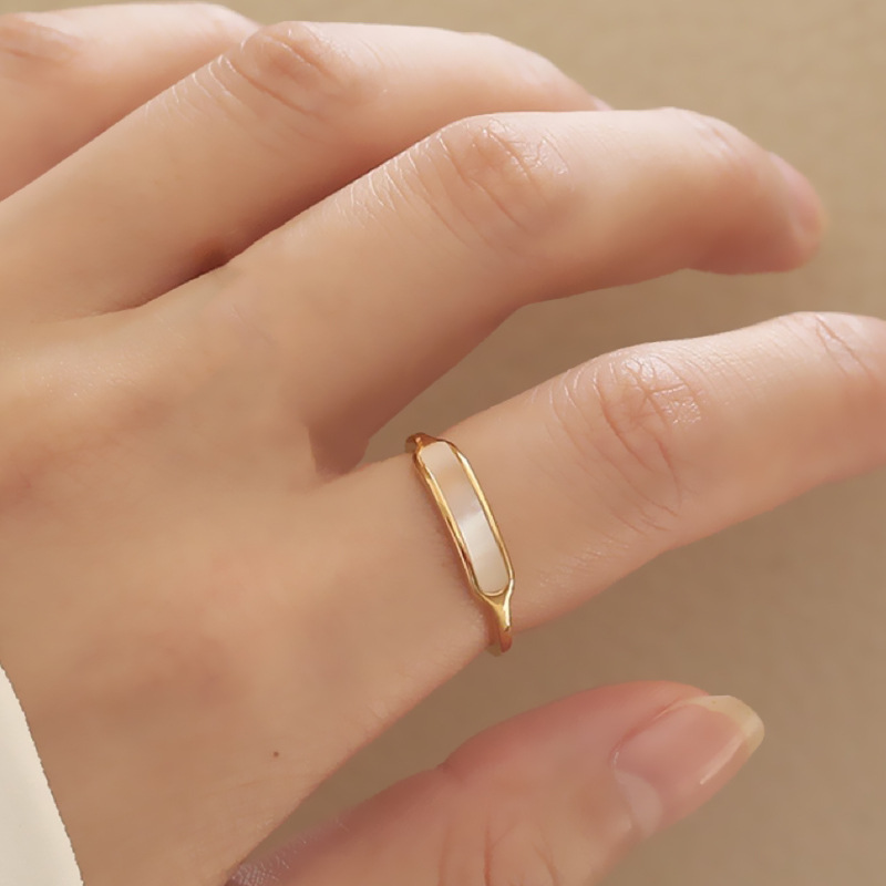 日韓のシンプルな気質の幾何学の白い貝のチタンの指輪の女性のデザイン感の小さい衆の18kの金色のステンレスの潮の指輪