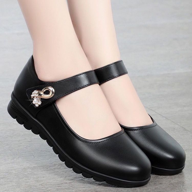 Zapatos de madre, zapatos de soleas blandas, zapatos de mujer de tacones planos, zapatos de cuero de primavera y otoño de mediana edad.