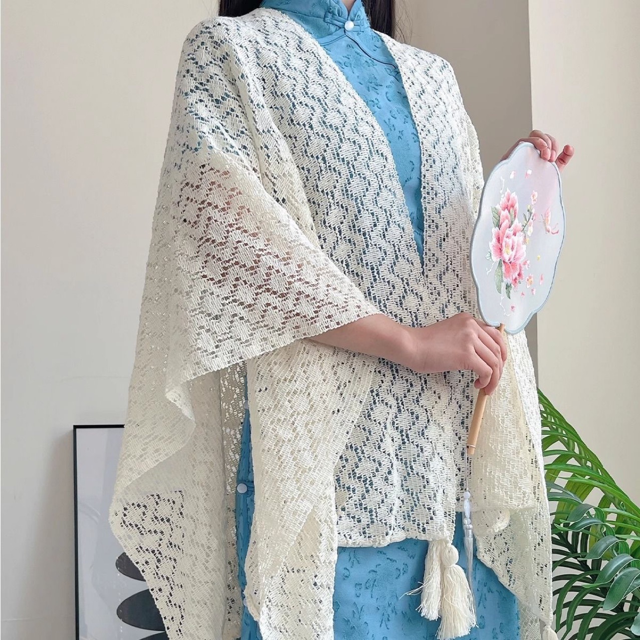 Hollow diamond-shaped shawl [beige]