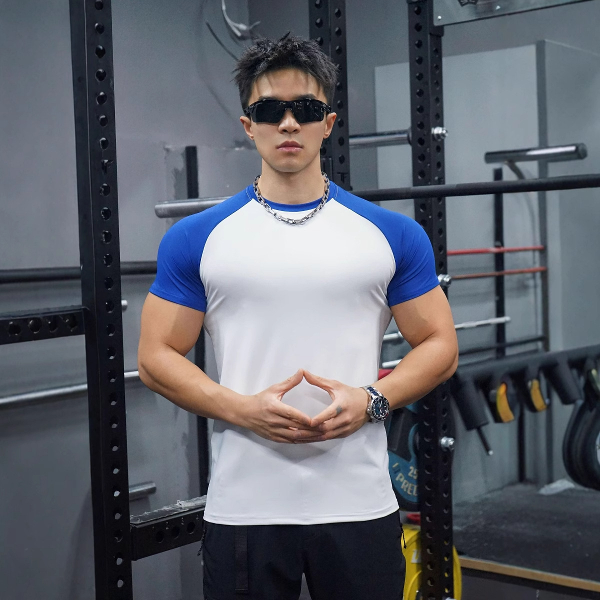 파란색 소매가 있는 흰색