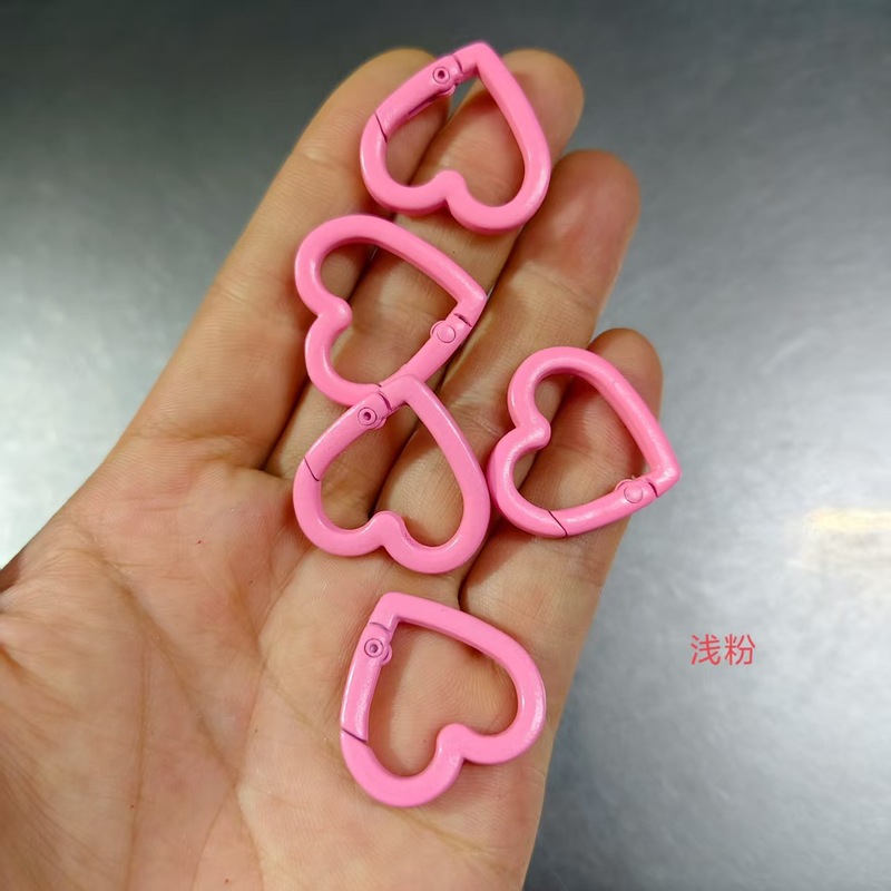 塗装カラー亜鉛合金スプリングは愛の開口スプリングリングの箱に金属のキーホルダーdiyアクセサリーの部品を掛けます。|undefined