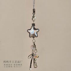 銀色の大きな星のチェーンが可愛いです。
