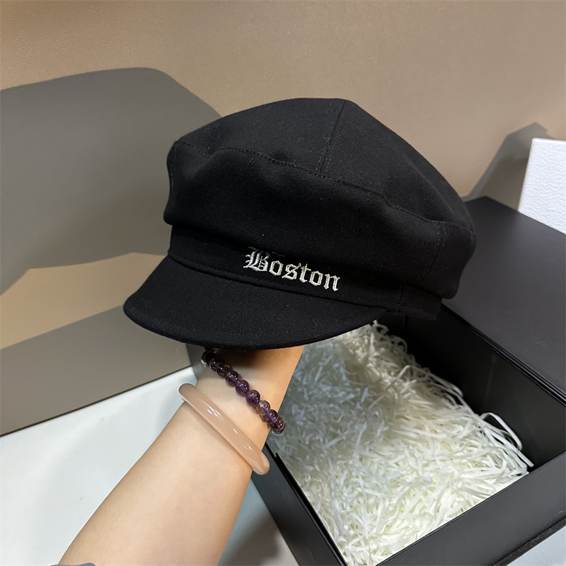 Syksyn ja talven lämmin villainen trendikäs merkki B-kirjaimella brodeerattu litteä hattu naisille, pehmeäkantinen, hoikentava, kaksi kulumista taaksepäin baretti trendikäs_voghion.com