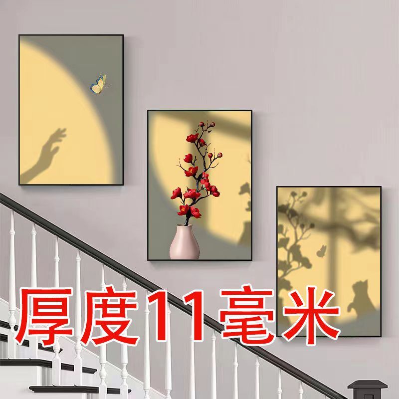 複式階段の入り口の間に装飾画があります。|undefined