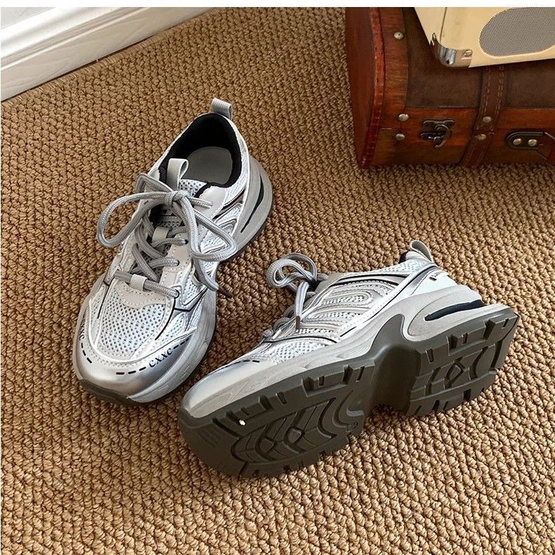 Zapatos deportivos casuales de estudiantes de suela gruesa para mujeres 2024 primavera nuevos estudiantes versátiles transpirables zapatos de alto aumento de altura