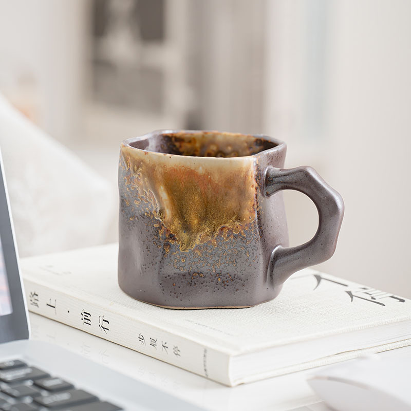 Taza de café japonesa Taza de estilo europeo Taza de desayuno retro para el hogar Taza de agua de pareja de cerámica con personalidad exquisita y hermosa