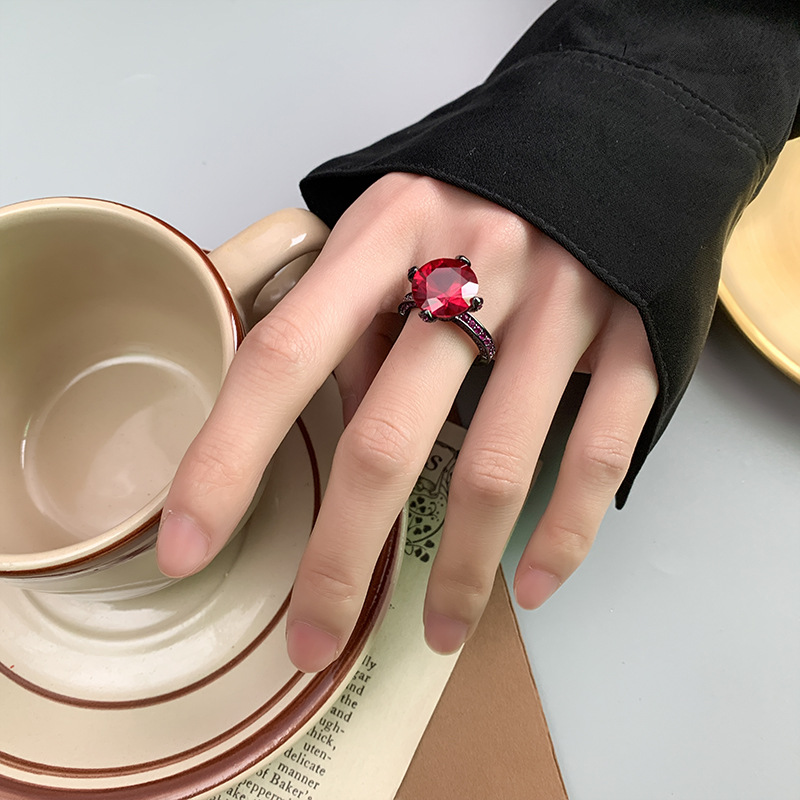 2024 Nueva Zhuang Sheng joyería de cobre de fondo chapado en oro de simulación corindón redondo anillo de personalidad de Oro Negro femenino 12mm