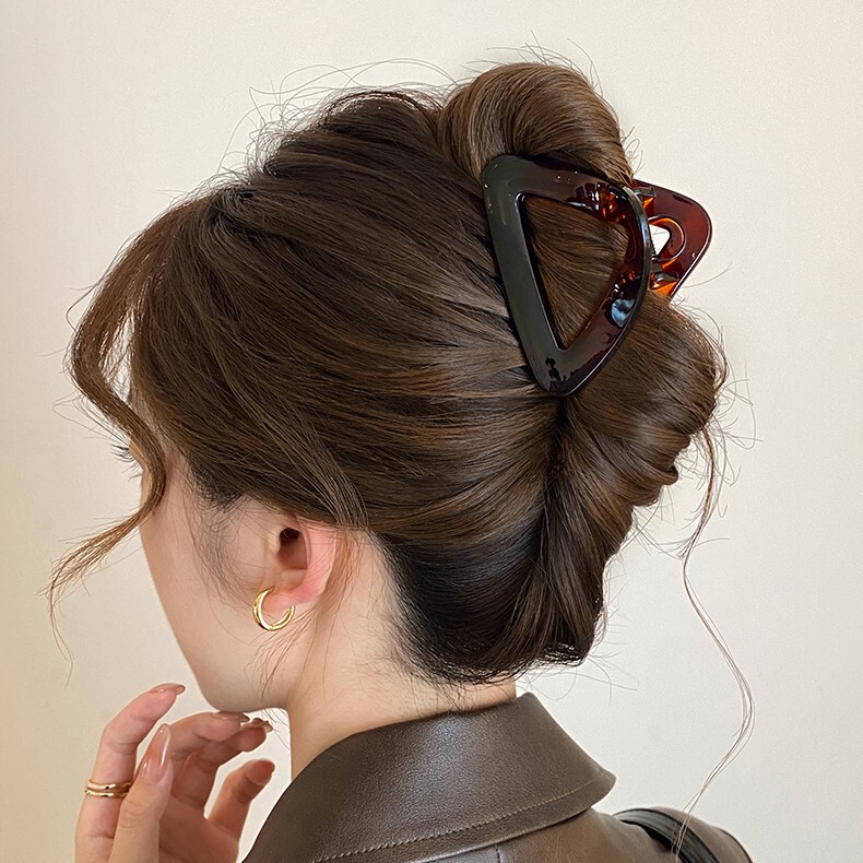 Exquisite and Unique Geometric Triangle Hairpin for Women, Small Half-Grab Hair Shark Clip on the Back of the Head, Medium-Sized Personalized Grab Clip