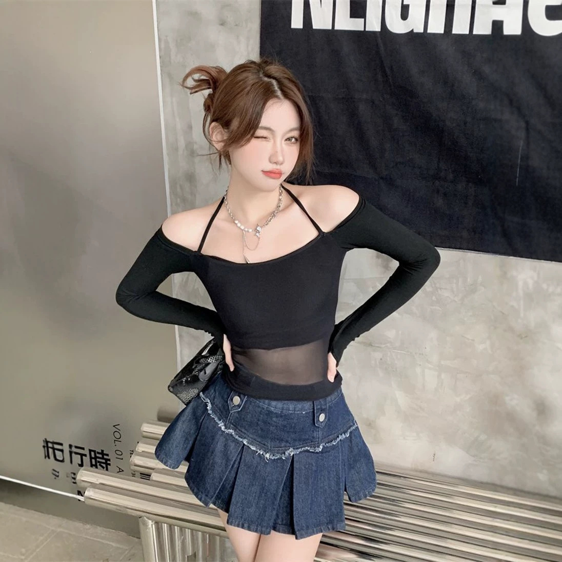 Black off-shoulder long-sleeved T-shirt for women, spring style, sexy and alluring, mesh patchwork halter neck cropped top.