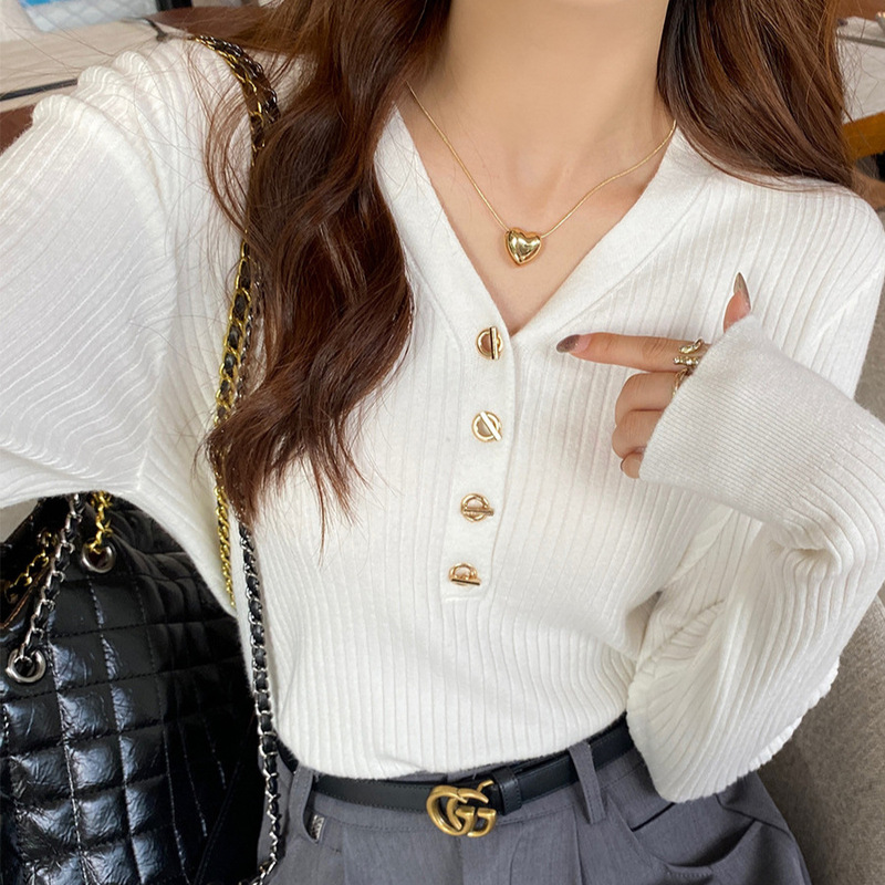 High-grade gold buckle V-neck sweater elegant top women's autumn design sense niche thin sweater slimming bottoming shirt High-grade gold buckle V-neck sweater elegant top women's autumn design sense niche thin sweater slimming bottoming shirt