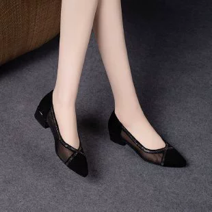 Летние женские туфли на каблуке с сетчатой вставкой и заострённым носком, окантовка стразами