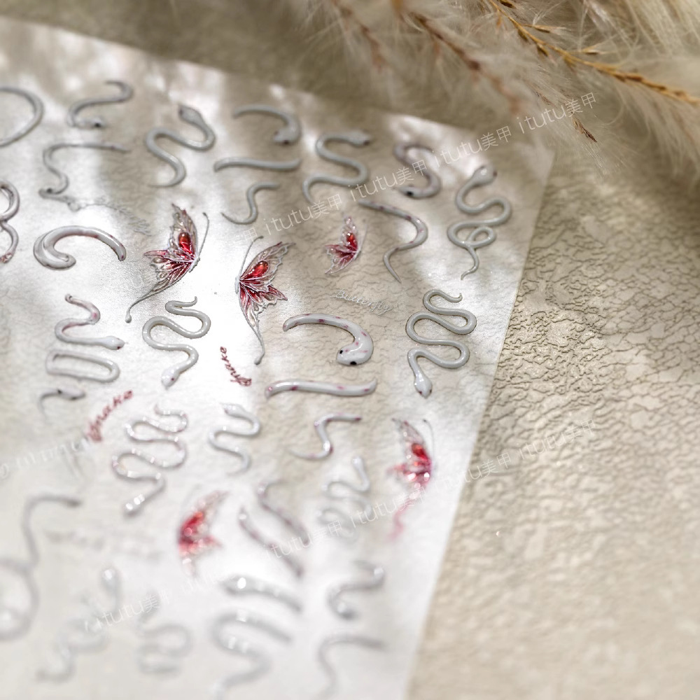 Nuevo rico pequeño relieve de la serpiente roja pegatinas de uñas dulces pequeñas serpientes blancas mariposa serpiente inteligente pegatinas de uñas