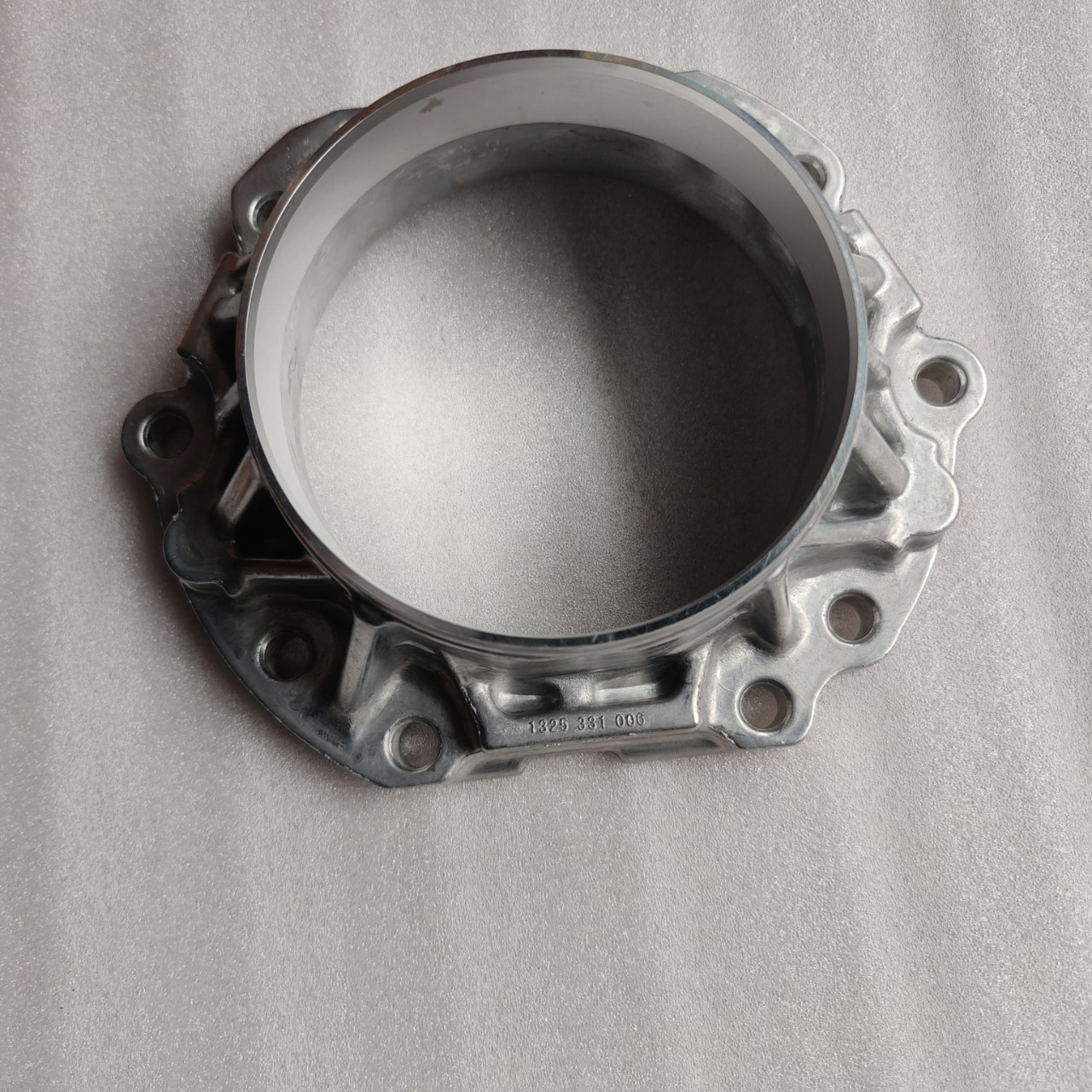 Suitable for Dongfeng and Sinotruk vehicles; ZF transmission cylinder end cover/rear cover for the second shaft, part number 1325.331.006