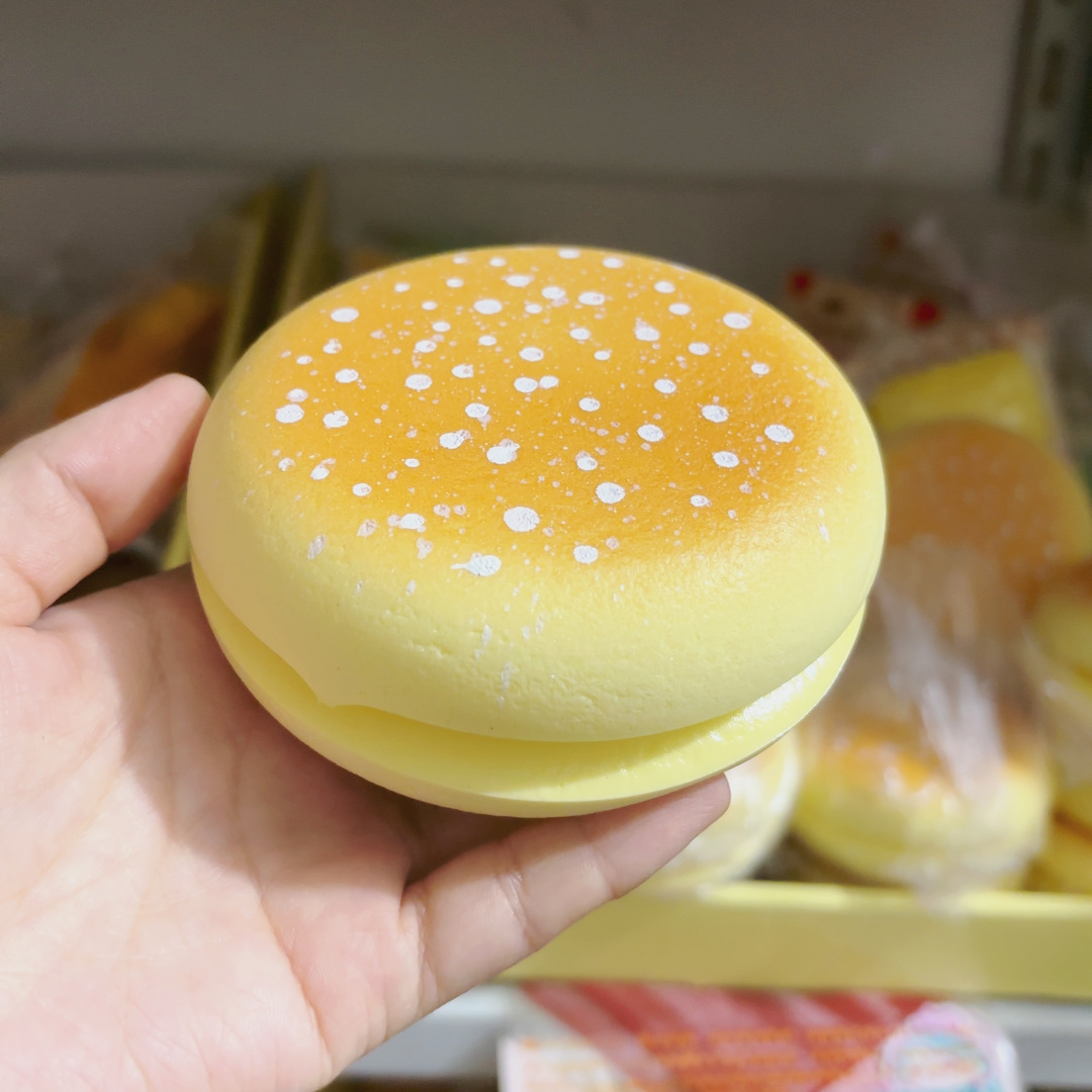 천천히 반동하는 촉촉하고 부드러운 스노우 케이크 1개