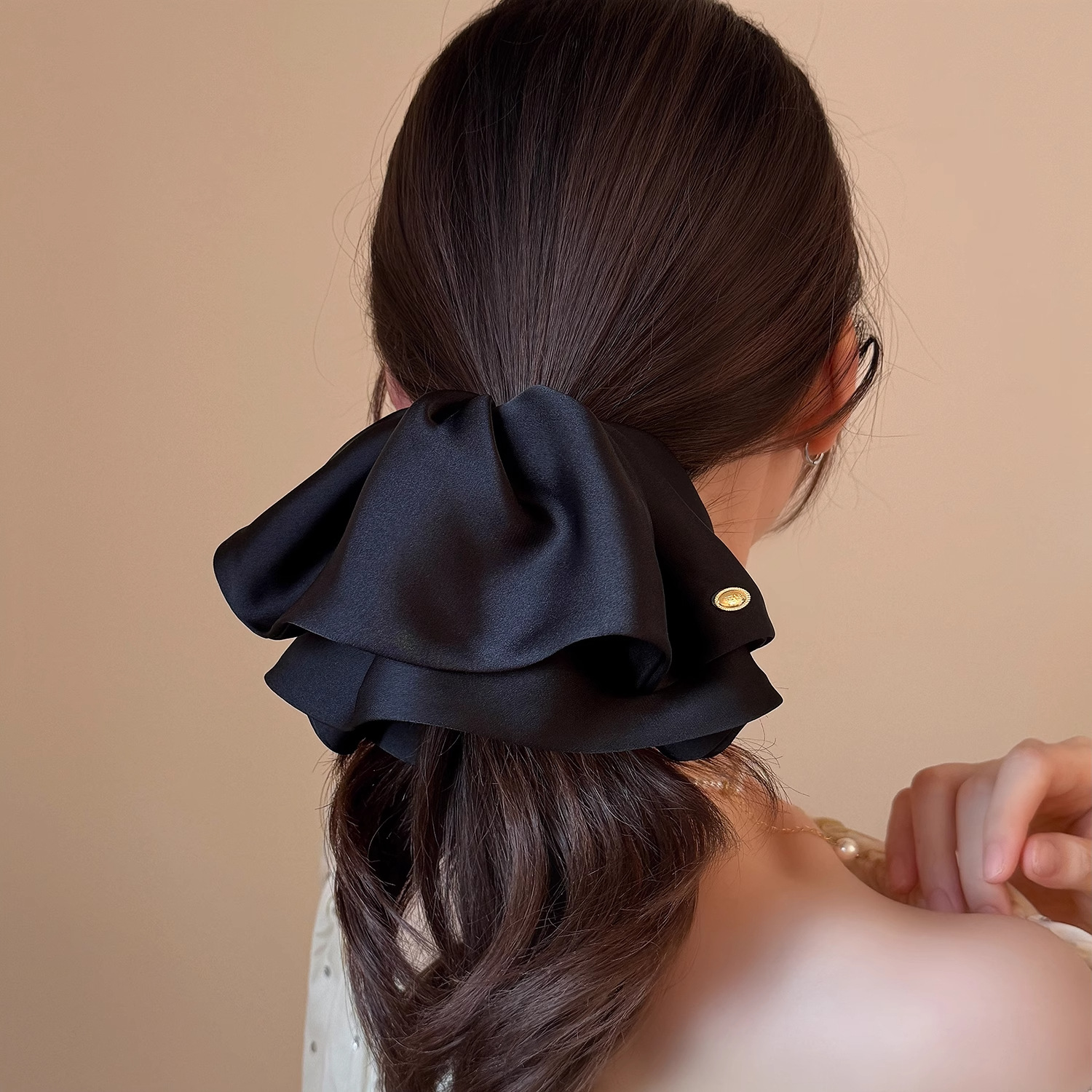 Heavy Satin Skirt-Style Ponytail Clip for Women, Fashionable Back-Of-Head Claw Clip, French-Style Gentle Hair Accessory, High-End Bow