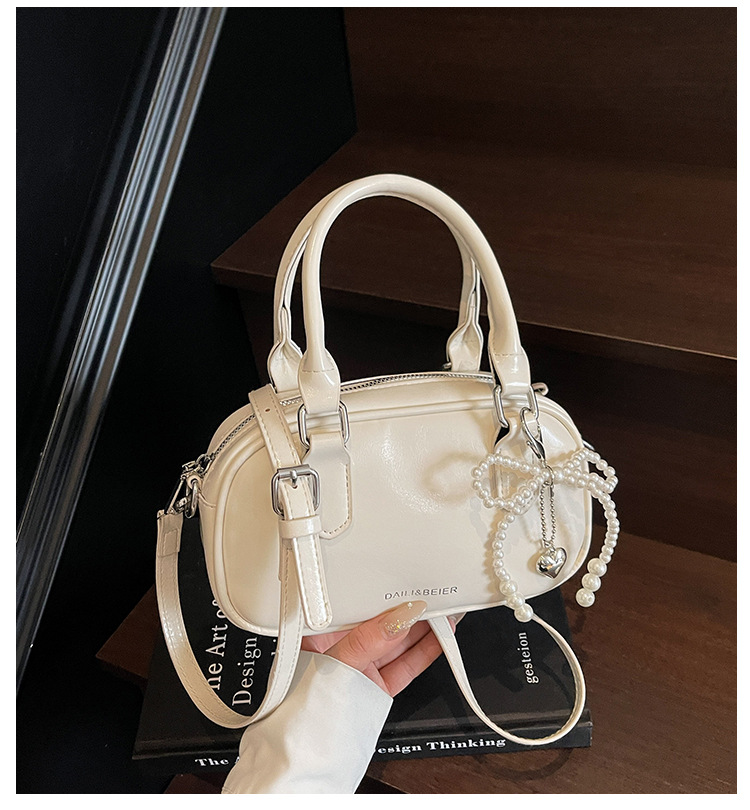 A fashionable Korean-style small square bag for women in the summer of 2025, featuring a simple and retro single-shoulder, crossbody and hand-held pillow bag full figure