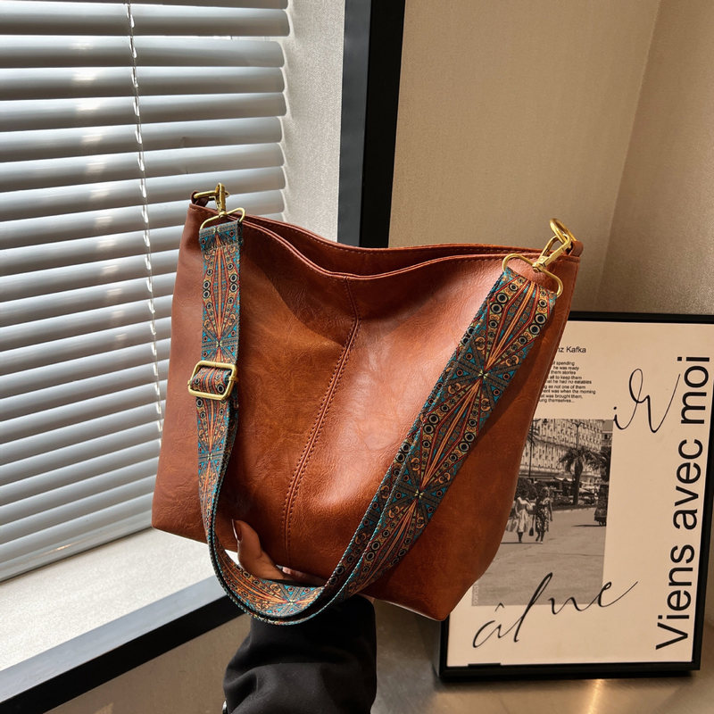 Large capacity bag for women 2023 autumn and winter New retro broadband shoulder messenger bag advanced texture commuter women's bag Large capacity bag for women 2023 autumn and winter New retro broadband shoulder messenger bag advanced texture commuter women's bag
