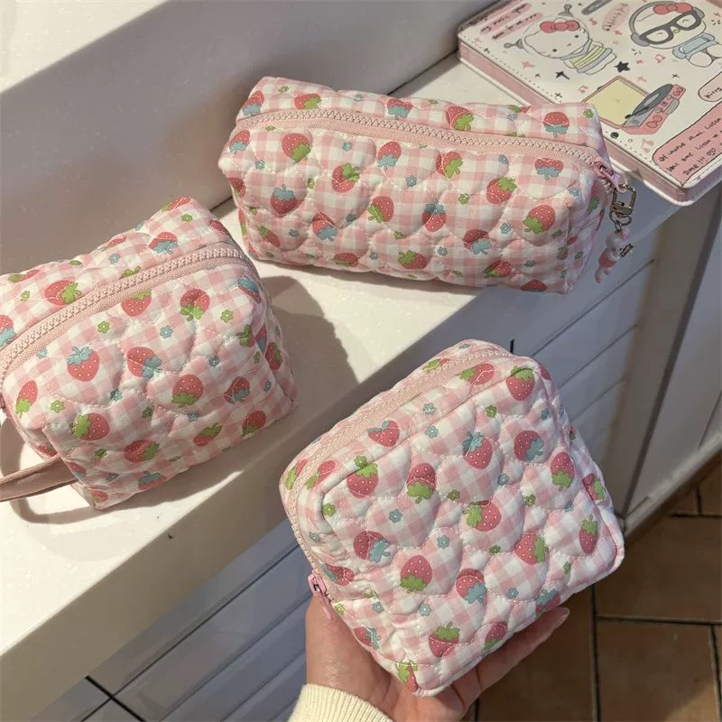 Пенал fresh strawberry стёганый органайзер, милый вместительный косметичка, компактный