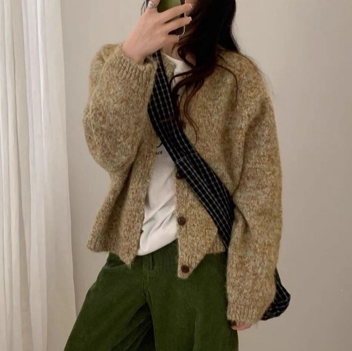Raglan sleeve alpaca wool Korean style autumn and winter knitted cardigan for women, loose and casual style, patterned sweater jacket, short top Raglan sleeve alpaca wool Korean style autumn and winter knitted cardigan for women, loose and casual style, patterned sweater jacket, short top