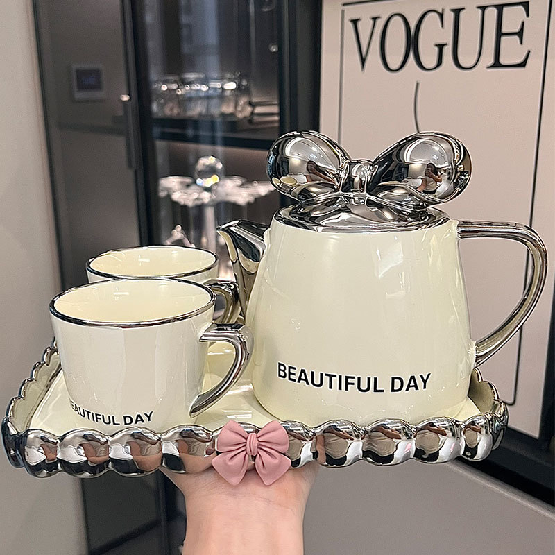 INS estilo bowknot botella de agua fría juego de té traje taza creativa Taza de cerámica de alta apariencia para el hogar con bandeja