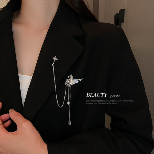 Diamond Pegasus four-pointed star tassel brooch Korean ins cold style metallic pin temperament clothing accessories