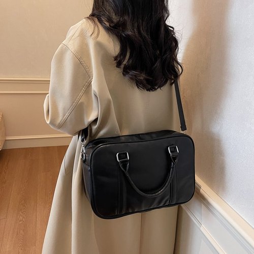 A Korean high-end, niche underarm bag for women, 2025 spring and summer fashion, retro, single-shoulder, versatile, hand-held.