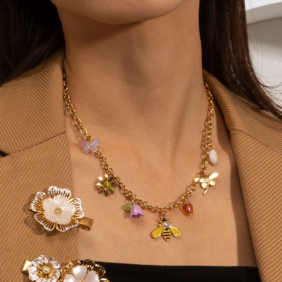 Collar de acero inoxidable TINA Europa y América de lujo ligero nicho abeja collar de otoño y invierno collar de acero de titanio sin decoloración cadena de clavícula