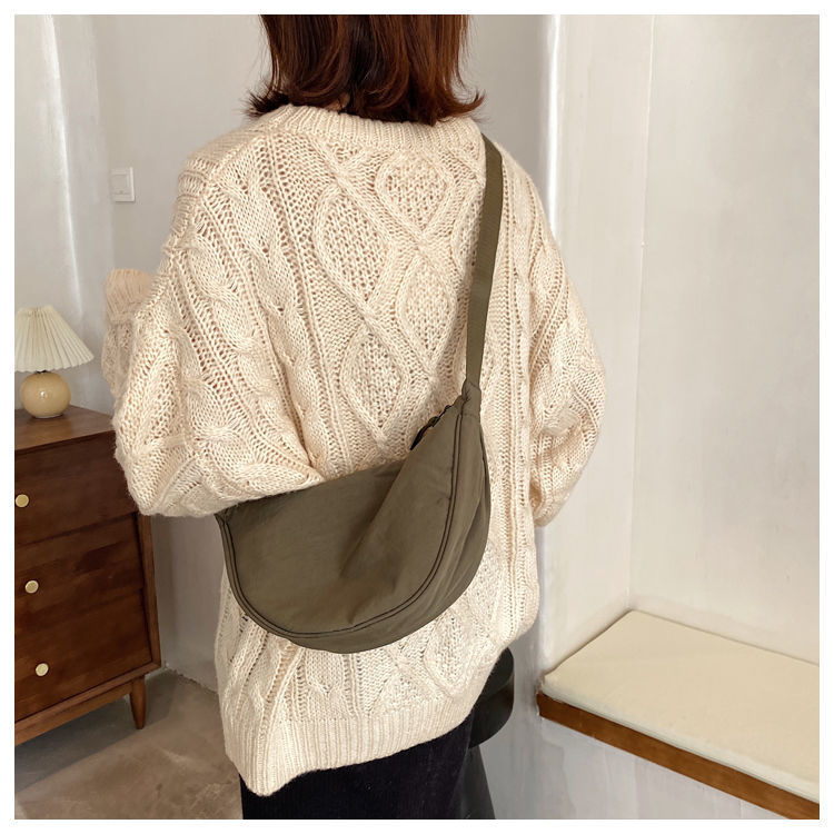 The new fashionable crossbody bag is a versatile and high-end bag for women, a casual and trendy single-shoulder bag, a crescent-shaped bag, and a dumpling bag for women undefined
