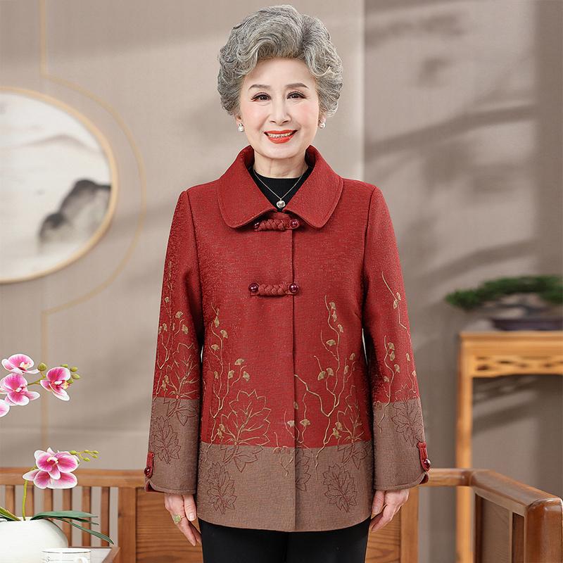 中高年の秋服の女性コートのおばあさんはゆったりしています。|undefined