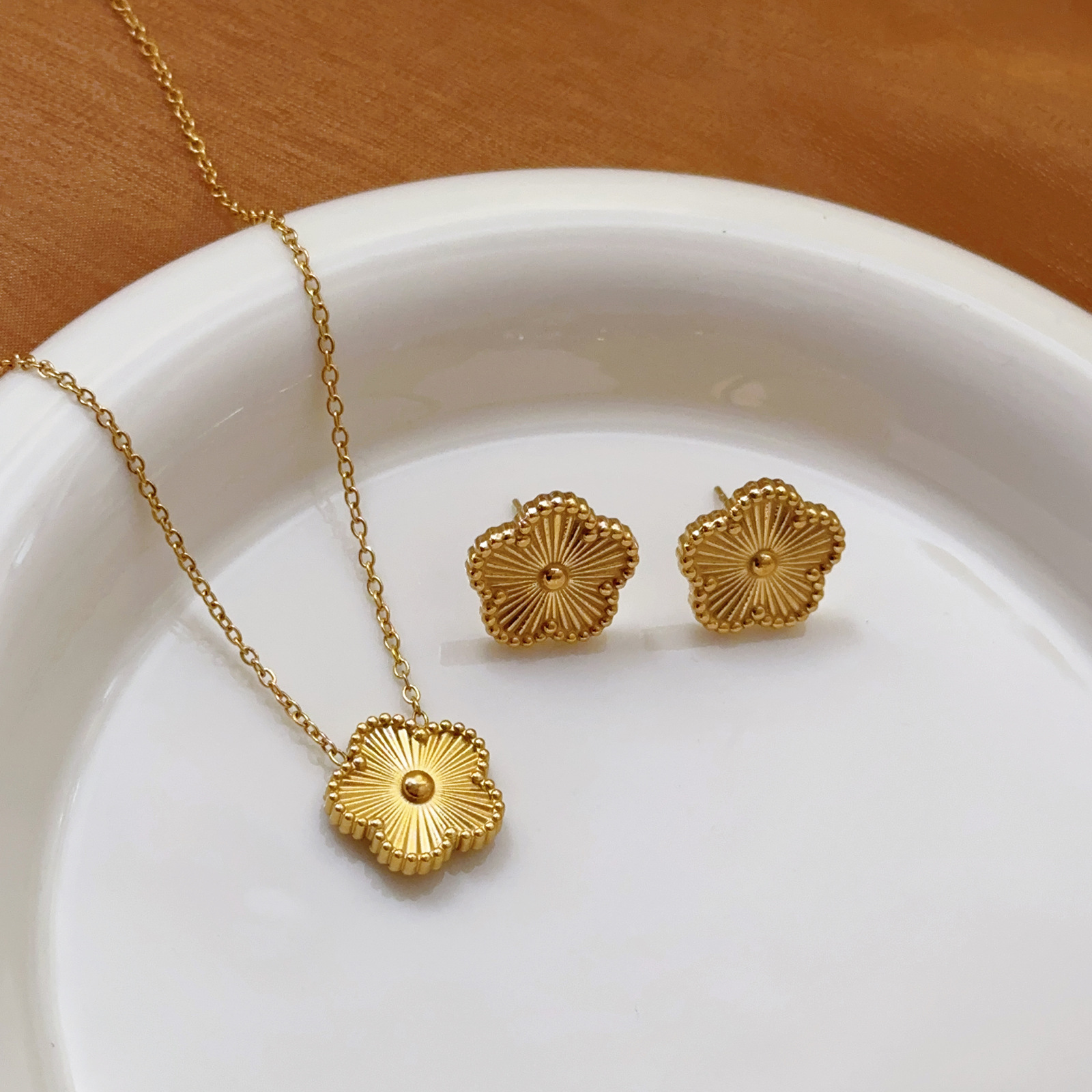 Exquisita moda de nicho Pendientes de flores de cinco hojas Pendientes de acero de titanio de 18 quilates Pendientes de pétalos femeninos ins