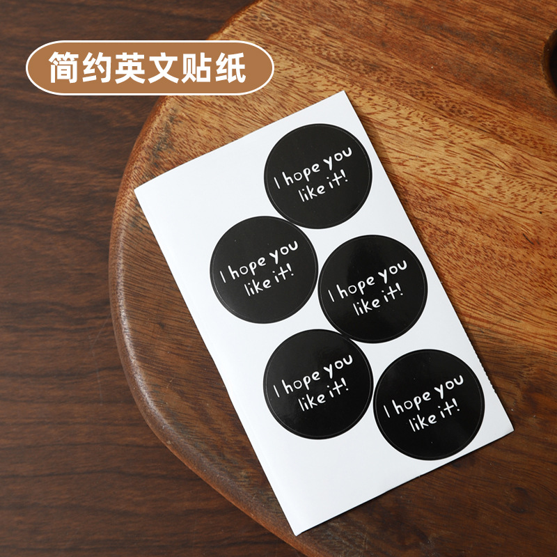 검정색 원형 스티커 1개;