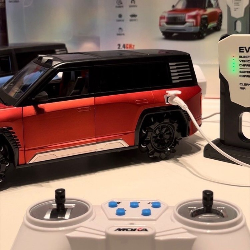 新エネルギーのリモコンの車の模型は大きいです。u 8電車の充電杭を見上げます。|undefined