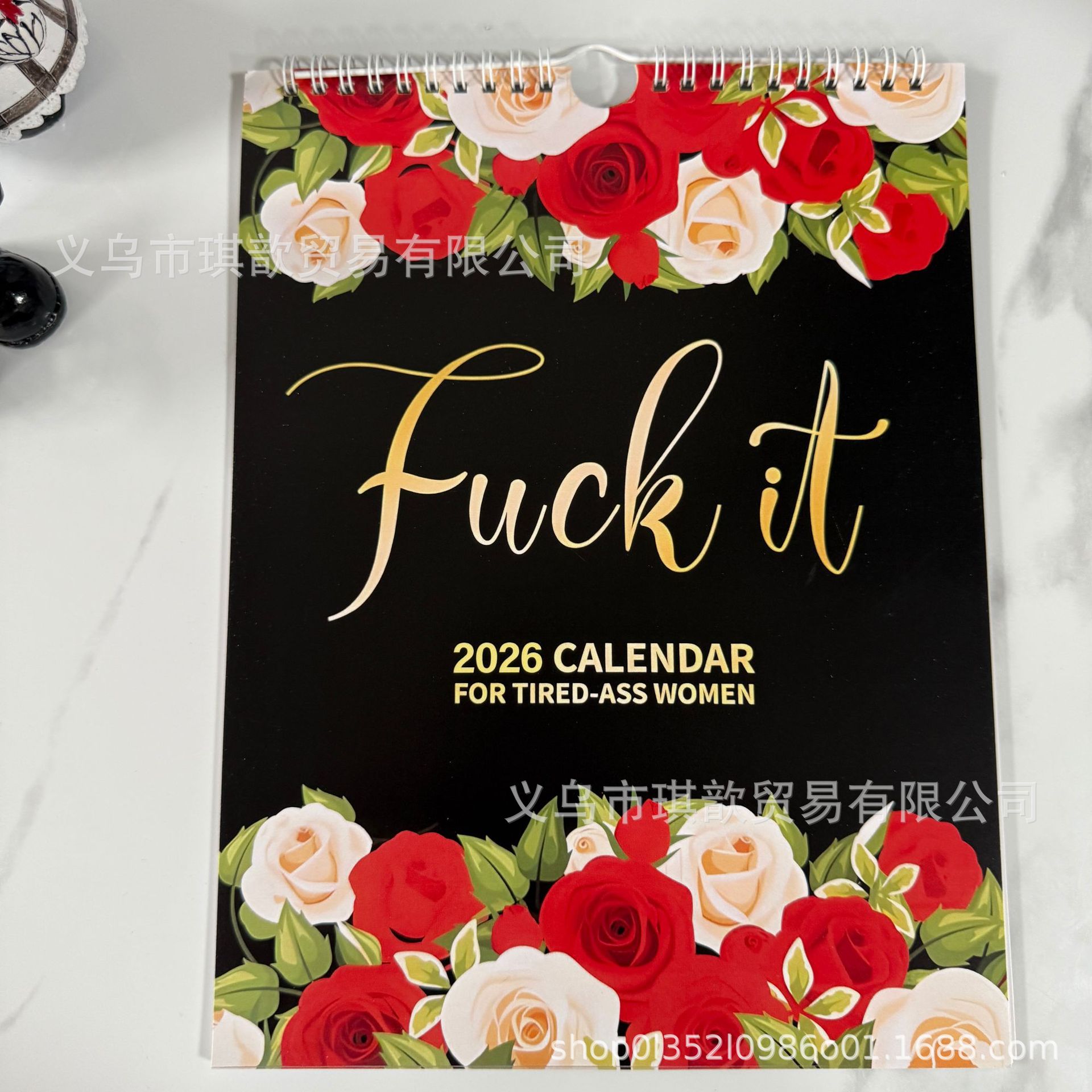 빨간색과 흰색 꽃 달력