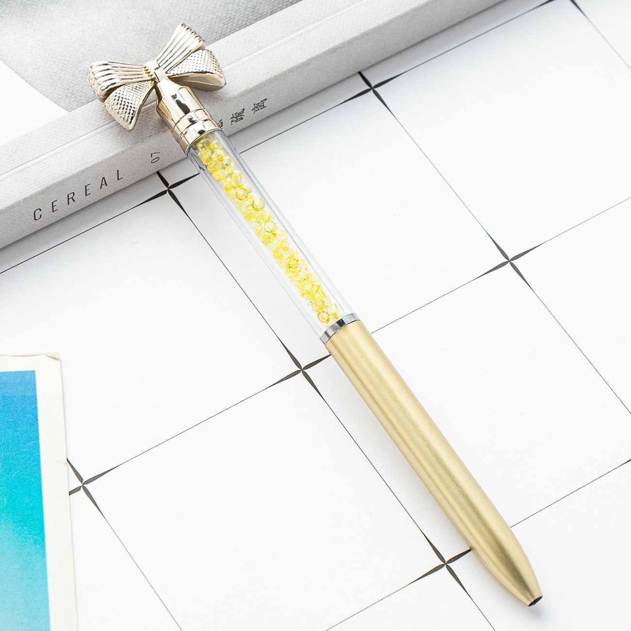 Spot Pluma de lazo de plástico Bolígrafo de regalo publicitario giratorio Bolígrafo de regalo logotipo imprimible Bolígrafo de cristal multicolor creativo