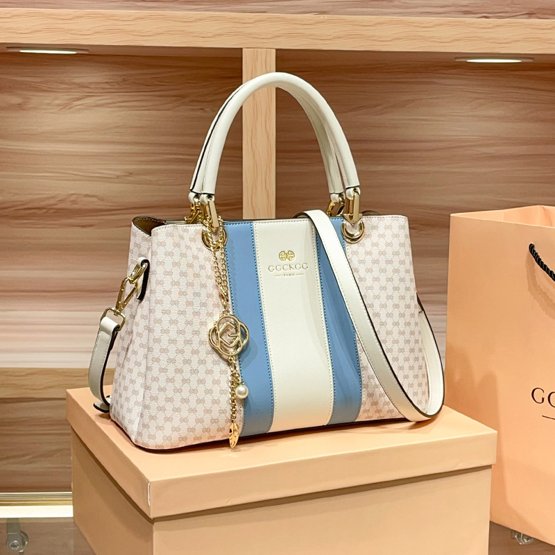 Màu trắng nhạt và xanh