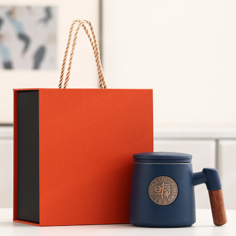 Taza de cerámica famosa escuela taza de filtro taza de marca taza de metal bronce relieve impresión LOGO taza de agua taza con tapa caja de regalo