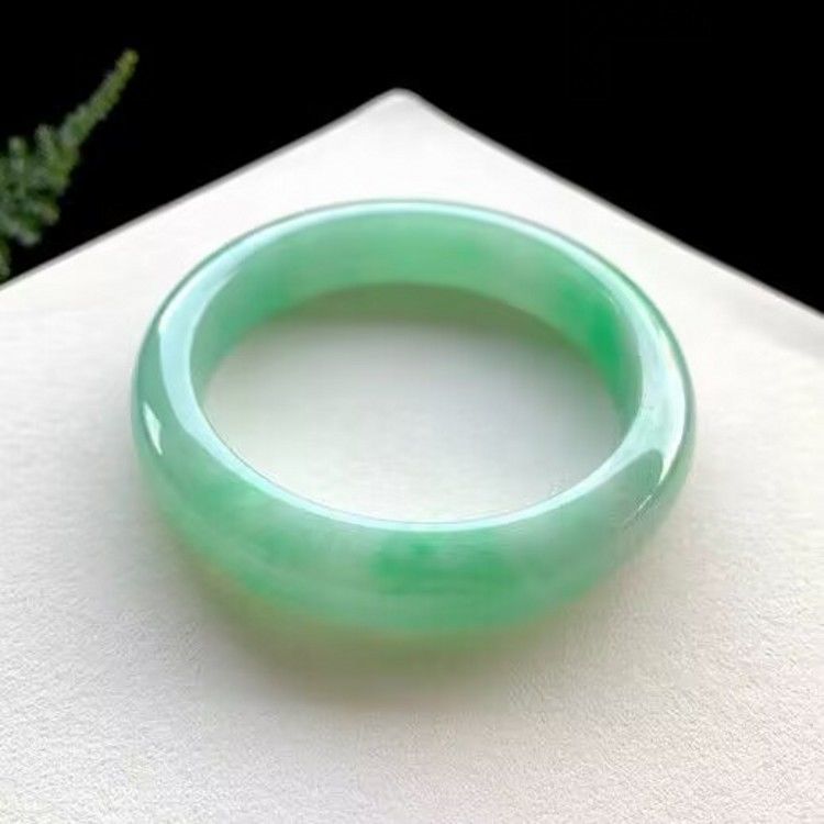 Vòng tay ngọc bích Miến Điện cao cấp băng hạt sáp màu xanh nhạt có giấy chứng nhận chi tiết 2