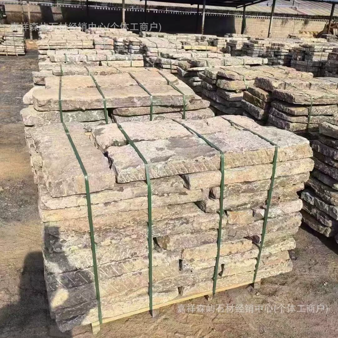 Древний старинный старый каменный двор Древний город