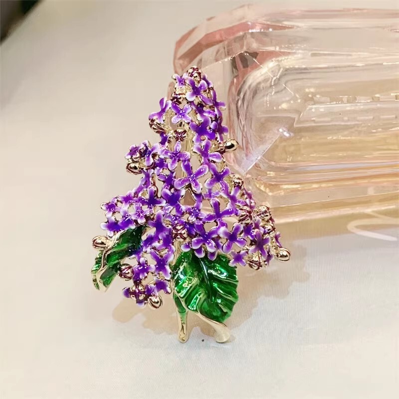 紫のライラックの花のブローチの高級な女性の気質のエナメルの色の胸の花の小さい大衆の高級感の防光ピンは装飾品を配合します。|undefined
