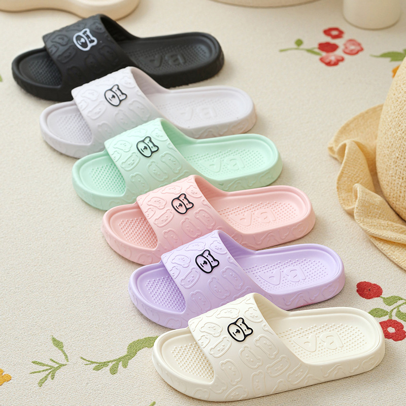 Zapatillas frías de verano para mujeres pequeñas pantallas de oso domésticas con suela suave, zapatillas antideslizantes para hombres