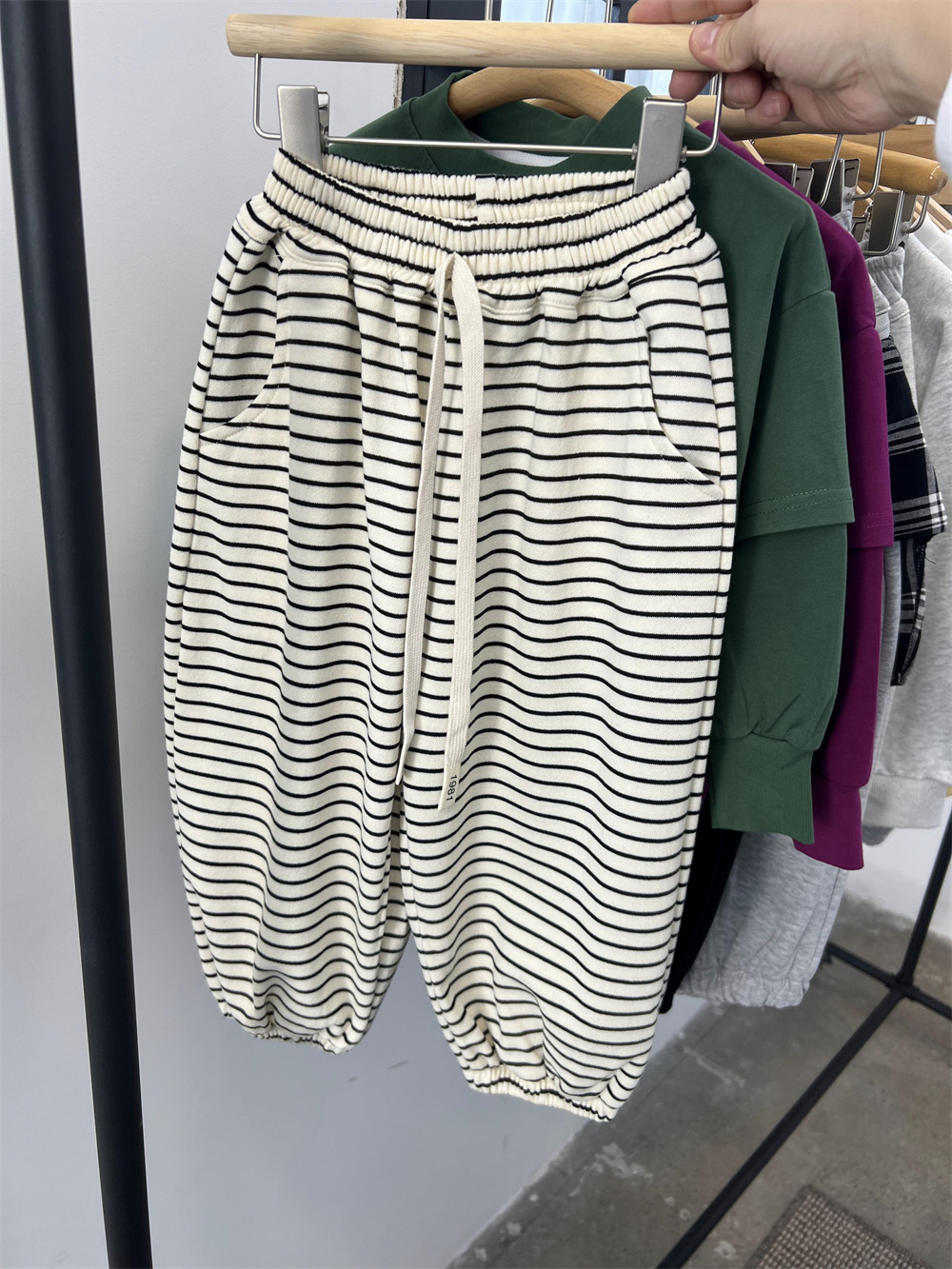 Primavera alla moda per ragazzi e ragazze sanitari 2024 per bambini versatili americani pigri leggings pantaloni sportivi a righe_voghion.com