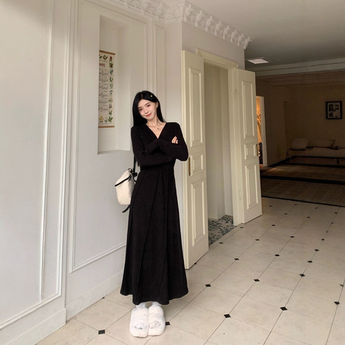 French-style gentle V-neck knit dress for women, autumn high-end, for plus-size women with a slimming waist, elegant long dress