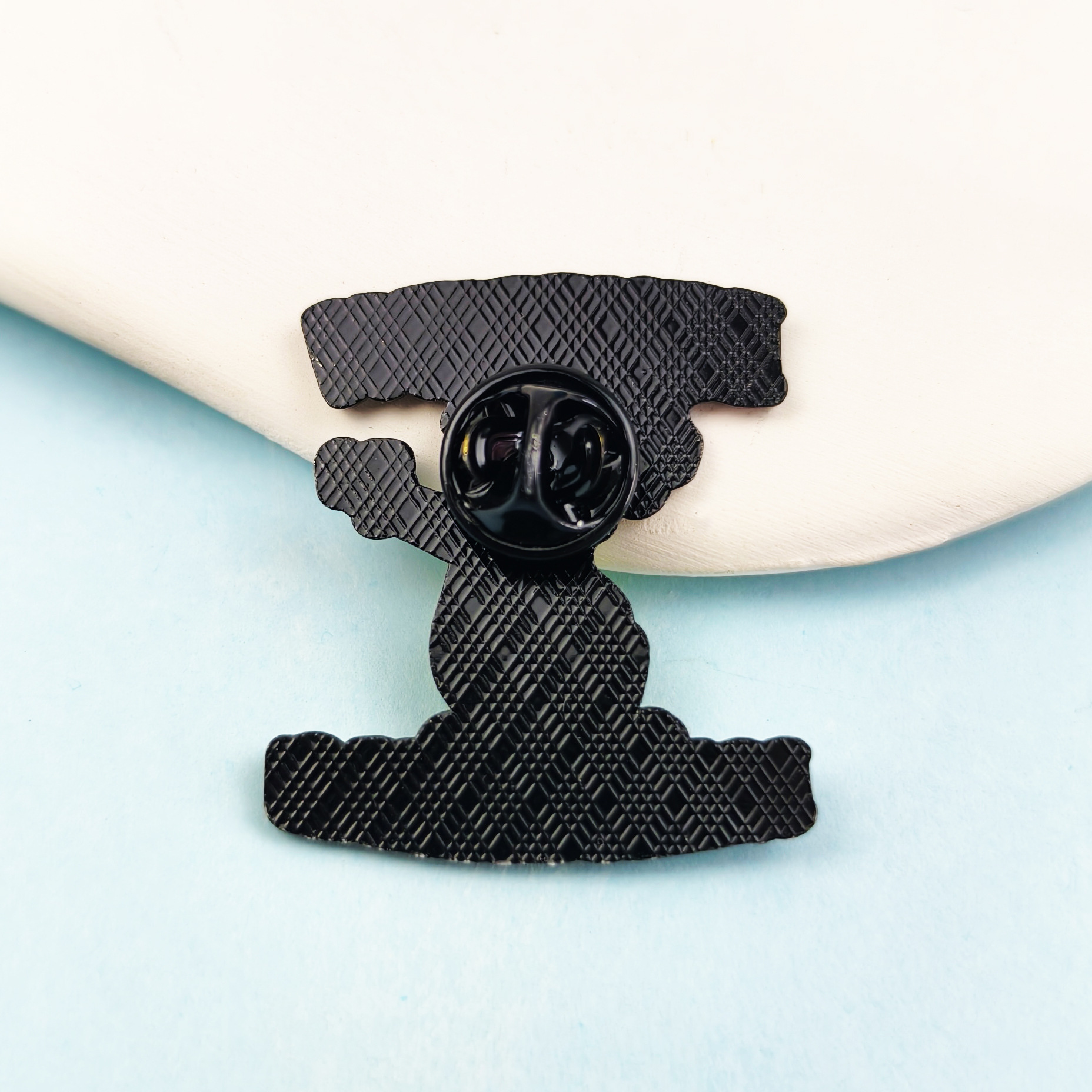 Dibujos animados transfronterizos doble pistola pequeña insignia de pato amarillo creativo atractivo divertido joyería de aleación ropa mochila accesorios broche