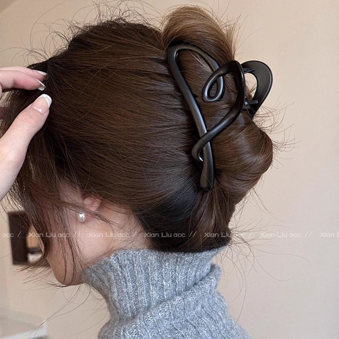 Chic Matte Black Heart-Shaped Clip Image 3