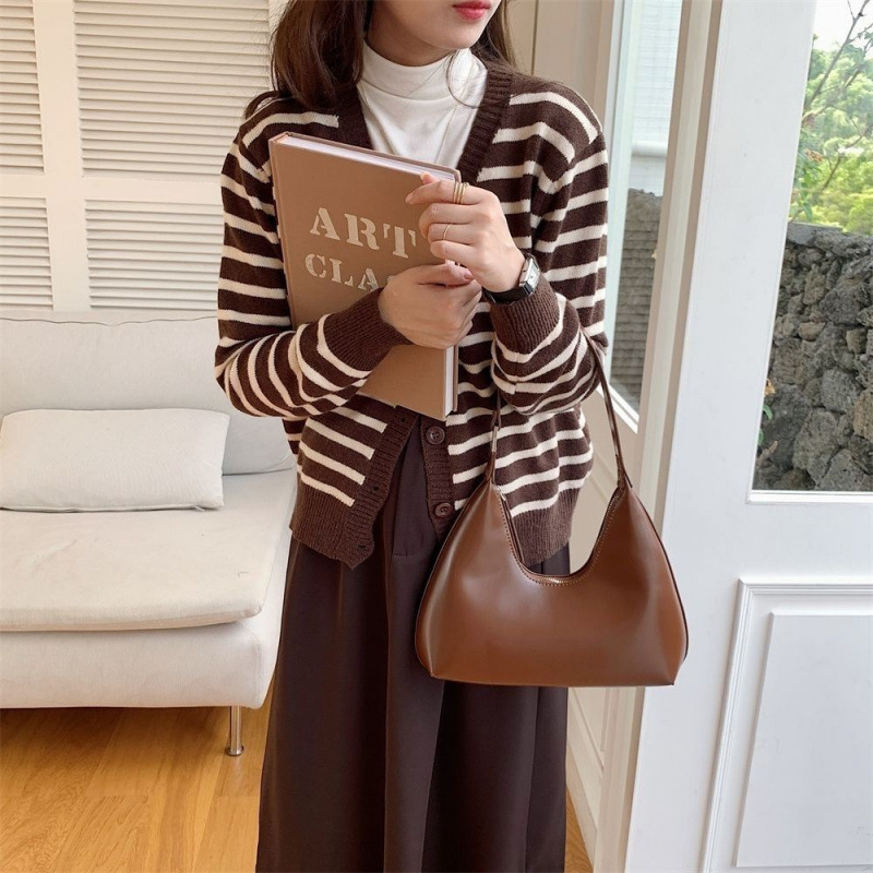 한국 가방 2022 새로운 가을 틈새 레트로 휴대용 언더암 가방 숄더 백 여성을위한 모든 경기 대용량 바게트 가방