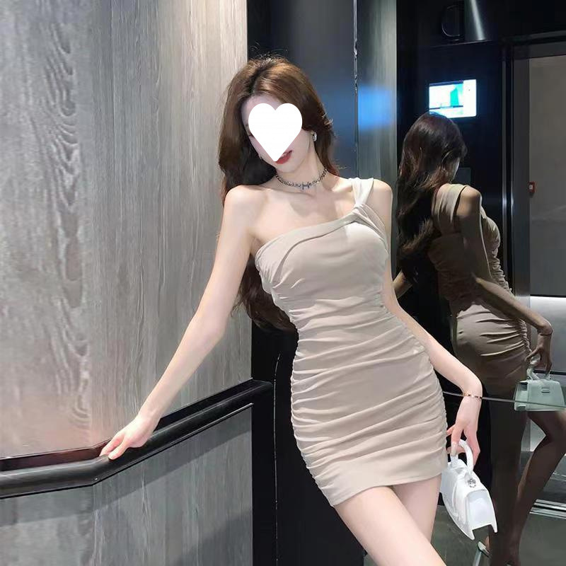 The miniskirt wants pure hot girl design sense oblique shoulder slim hip small person light mature wind suspender pleated dress summer The miniskirt wants pure hot girl design sense oblique shoulder slim hip small person light mature wind suspender pleated dress summer