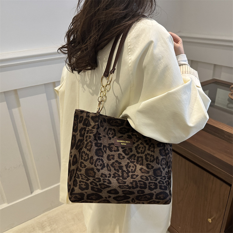Bolsa de gran capacidad de leopardo para mujeres otoño y invierno 2024 nuevo tipo de bolso de hombro de moda extranjera versátil bolso de viaje retro