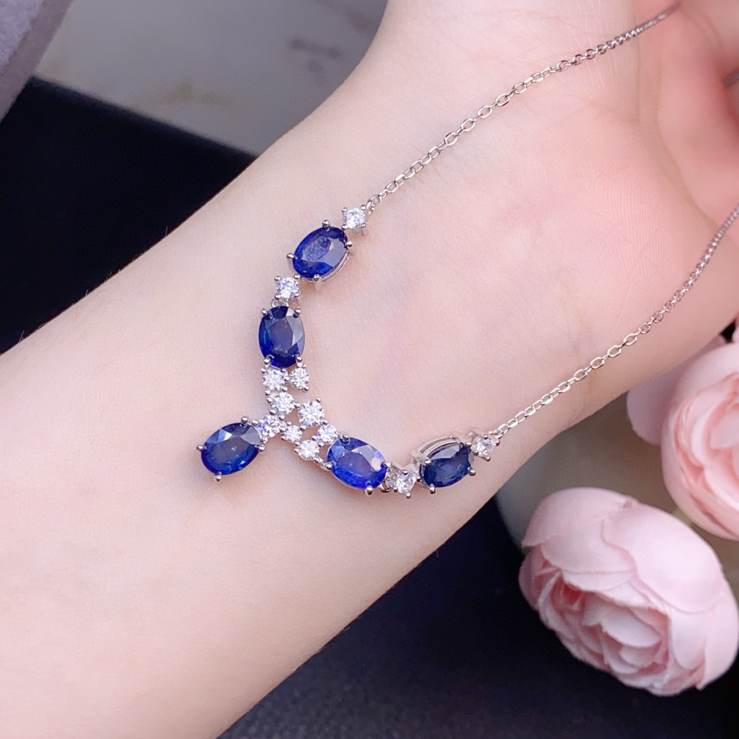Sapphire pendant jade