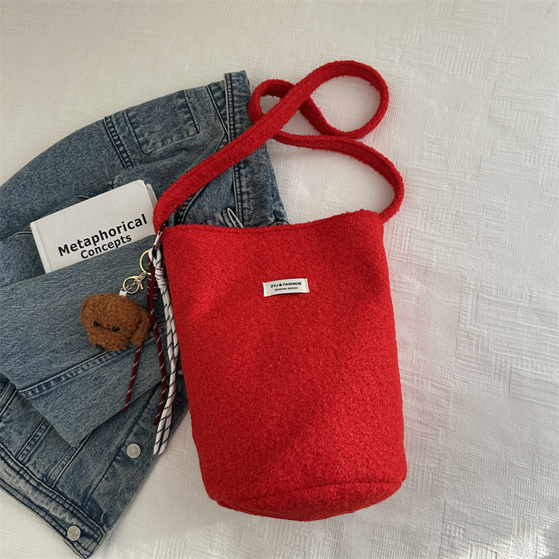 Invierno de gran capacidad lana mochila de hombro 2024 este año popular retro bolsas casuales bolsas casuales bolsas casuales bolsas de cubo para mujeres