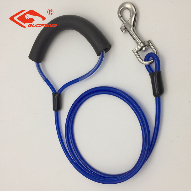 Suministro directo de fábrica suministros para mascotas cuerda de seguridad de alambre de acero anti-Perdida Amazon Cadena de perro de plástico perro cuerda de tracción para mascotas